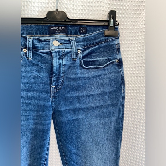 Women’s LUCKY BRAND medium wash mid rise crop Ava‎ distressed jeans size 28/6 - Picture 2 of 16